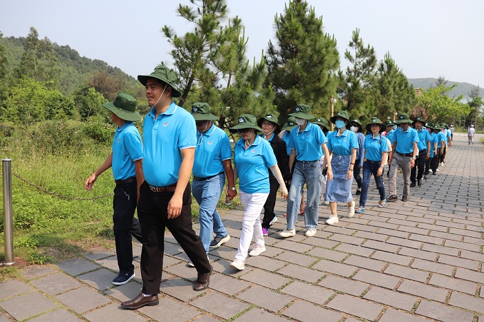 Ban Chấp hành Công đoàn tổ chức về nguồn viếng thăm mộ Đại tướng Võ Nguyên Giáp tại Quảng Bình