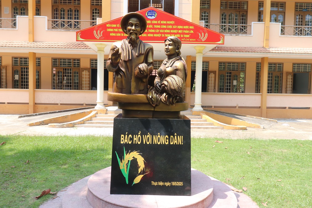 Trường Trung cấp Nông lâm nghiệp khánh thành tượng đài Bác Hồ với nông dân