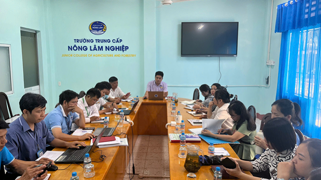 Chi bộ Trường Trung cấp Nông lâm nghiệp tổ chức sinh hoạt tháng 5