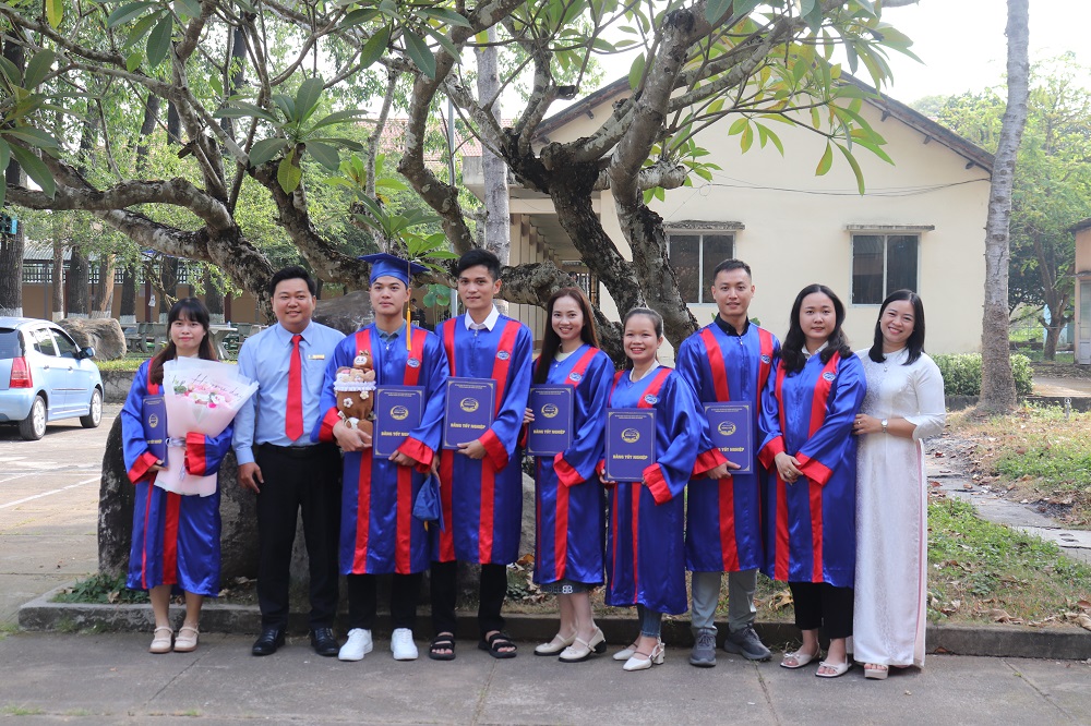 HÌNH ẢNH - Lễ tốt nghiệp đợt 2 năm học 2025-2026, trao giấy chứng nhận văn hóa 04 môn K41