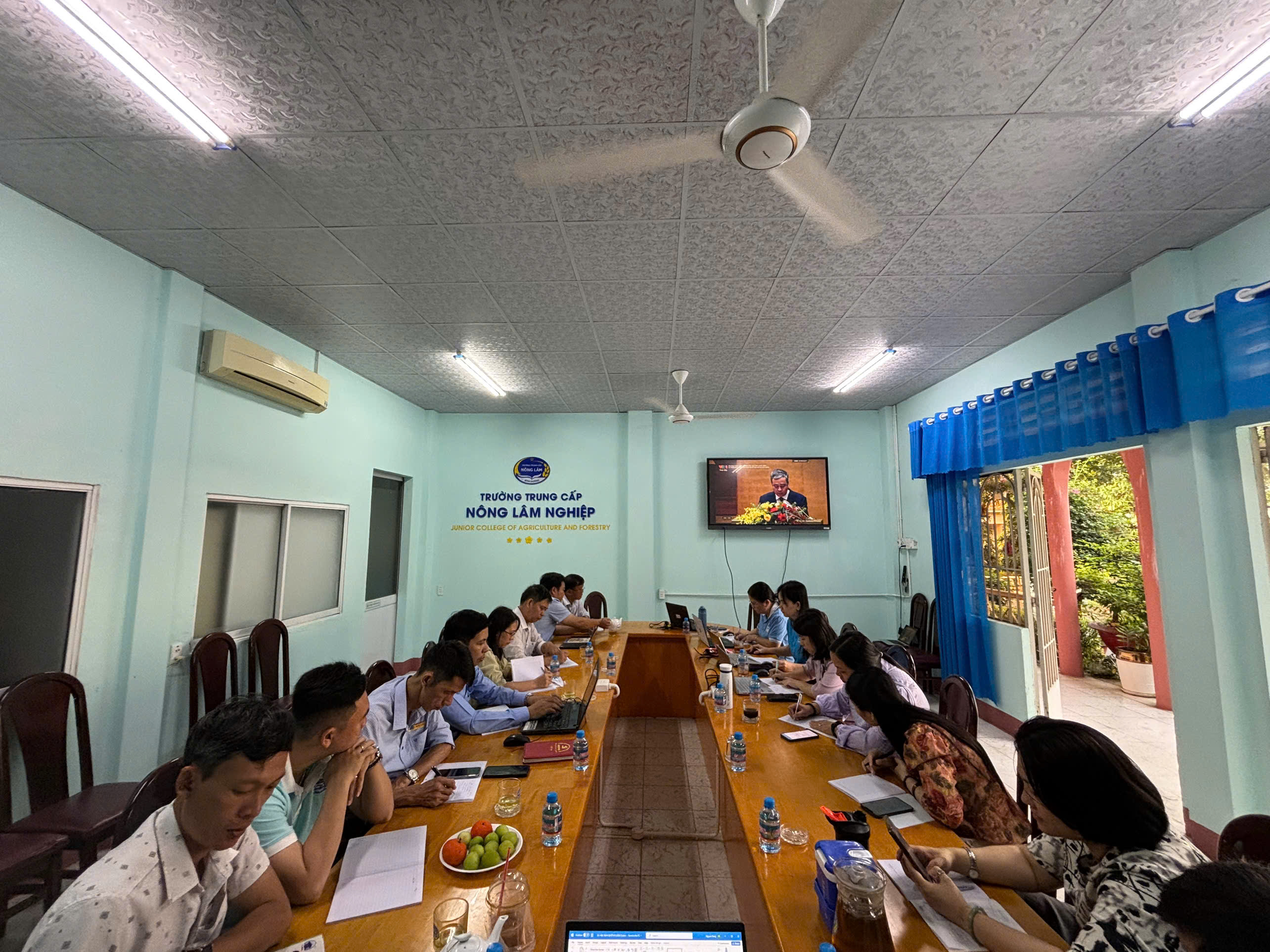 Toàn thể đảng viên Chi bộ Trường Trung cấp Nông lâm nghiệp học tập, quán triệt Nghị quyết Đại hội XIV của Đảng