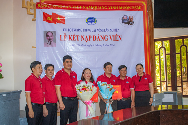 Chi bộ Trường Trung cấp Nông lâm nghiệp tổ chức lễ kết nạp đảng viên tại khu di tích lịch sử Minh Đạm